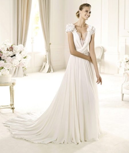 Gaun pengantin dengan garis leher dalam dan lengan pendek