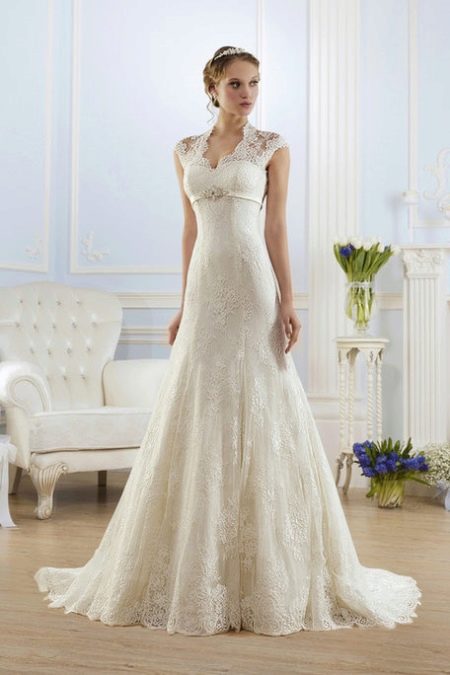 Vestido de novia corto con líneas verticales
