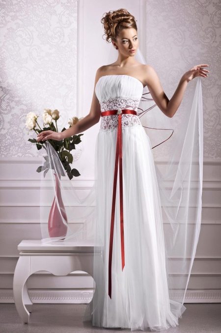 Empire wedding dress na may pulang sinturon