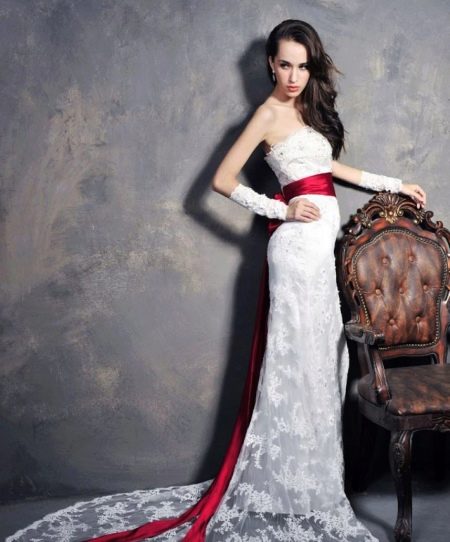 Gaun pengantin renda dengan tali pinggang panjang