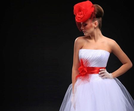 Svatební šaty s červenou vlečkou a kloboukem