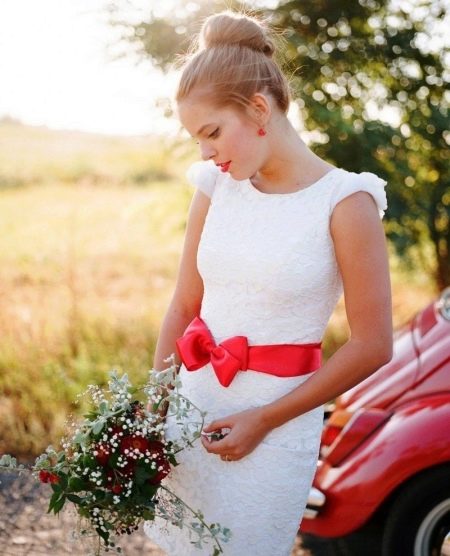 Gaun pengantin putih dengan selempang burgundy