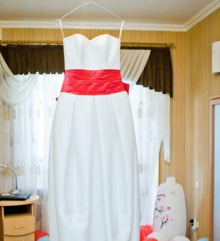 Svatební šaty s růžovým páskem