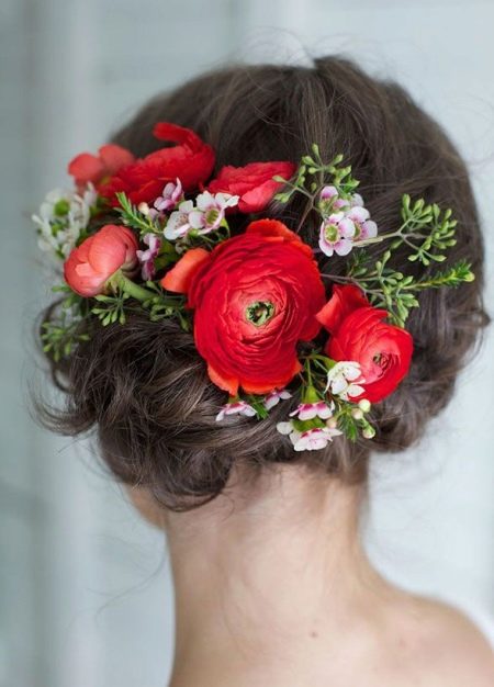 Bir saç stilinde kırmızı çiçekler