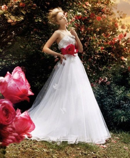 Menyasszonyi ruha piros övvel