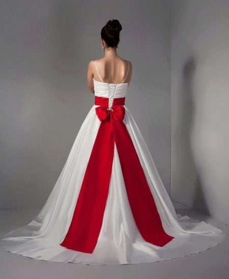 Czerwona suknia ślubna z paskiem i wstążką we włosach