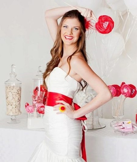 Brautkleid im Meerjungfrau-Stil mit roter Schleife