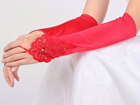 Luvas vermelhas para combinar com a fita vermelha do vestido de noiva