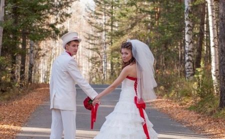 Vestido de novia blanco con lazo rojo