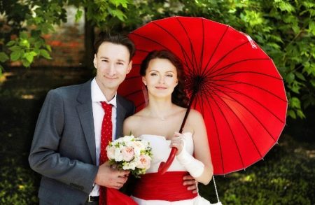 Suknia ślubna z czerwonym paskiem