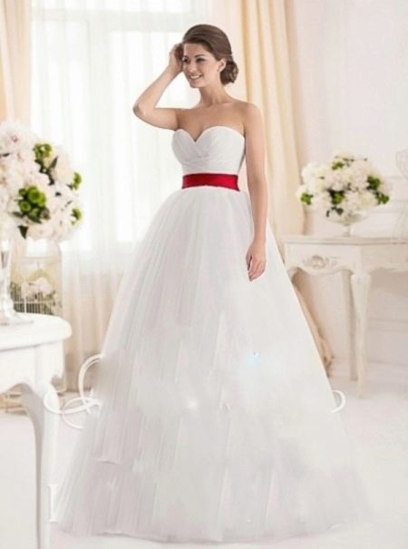 Gaun pengantin dengan garis leher kekasih dan selempang merah