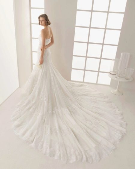 Brautkleid im Meerjungfrau-Stil mit langer Schleppe