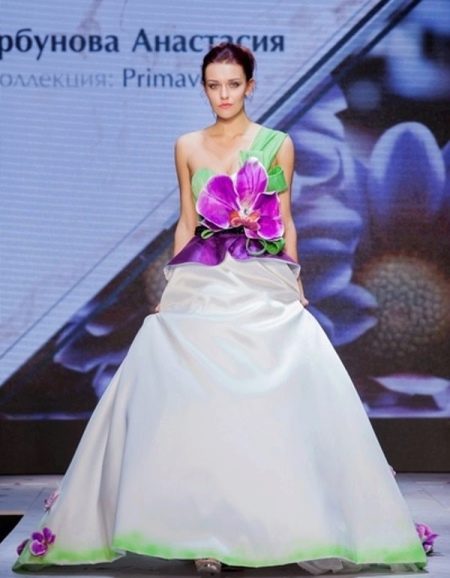 Vestido de noiva curto de Anastasia Gorbunova com uma flor
