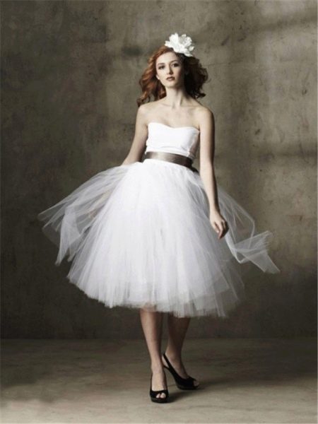 Trumpa vestuvinė suknelė iš daugiasluoksnio šifono