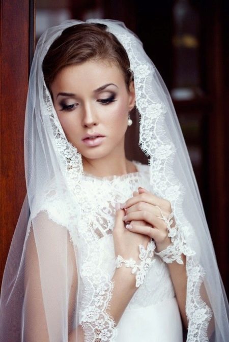 robe de mariée avec voile de dentelle