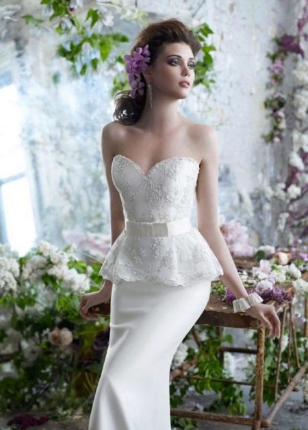 Gaun pengantin dengan peplum renda