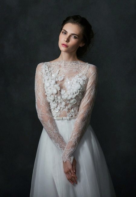 Mežģīņu kāzu kleita no Natasha Bovykina