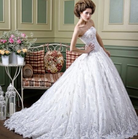 Vestido de noiva exuberante de Irina Lux