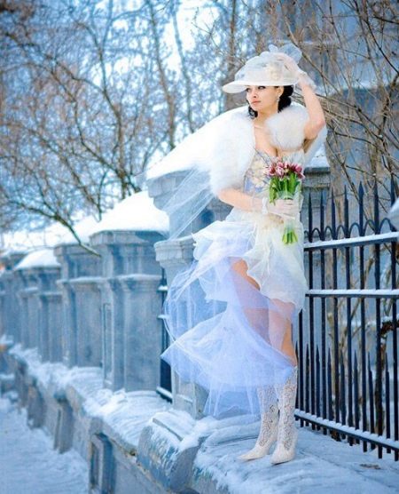 Vestido revelador de boda en invierno.