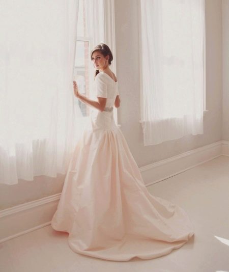 Skromné ​​svatební šaty s uzavřenými zády