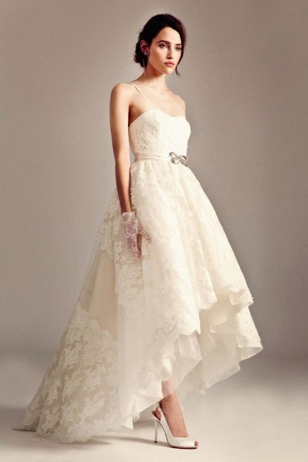 Maikling lace wedding dress na may tren