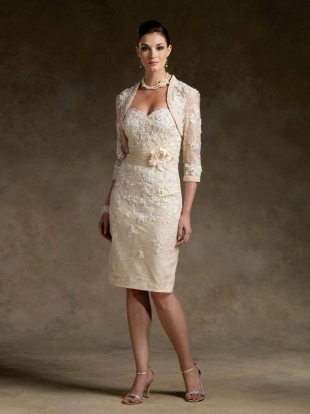 Gaun pengantin Midi dengan bolero