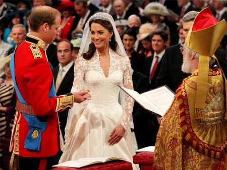 Kate Middleton esküvői ruha csipkebetétekkel