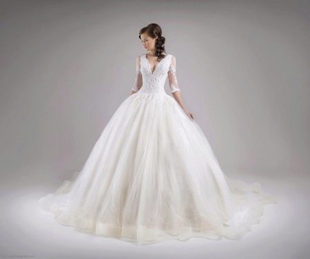 Pūsta vestuvinė suknelė princesiškomis rankovėmis