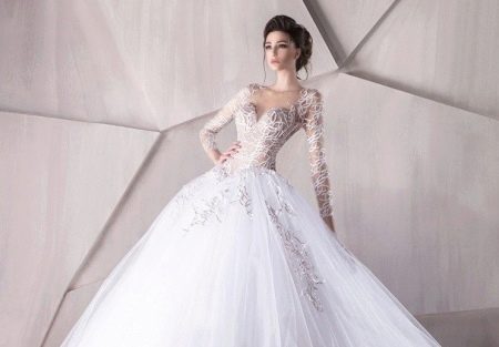 Gaun pengantin dengan renda di lengan