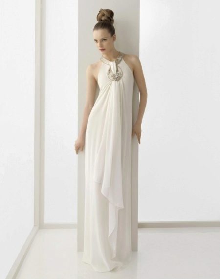 Grecka suknia ślubna z zabudowanym dekoltem