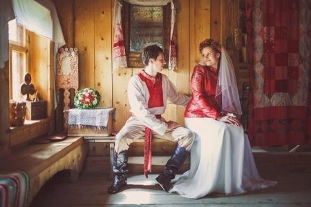 Vestido de noiva em estilo russo com véu