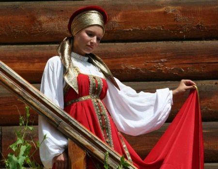 Robe d'été rouge de mariage dans le style russe