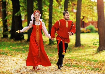 Γαμήλιο sundress σε ρωσικό στυλ