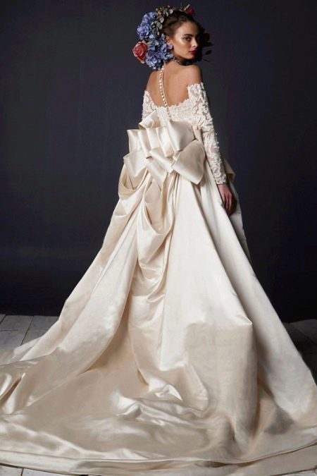 Robe de mariée luxuriante avec traine et haut en dentelle