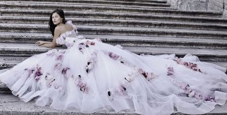 Vestido de novia con cola y flores