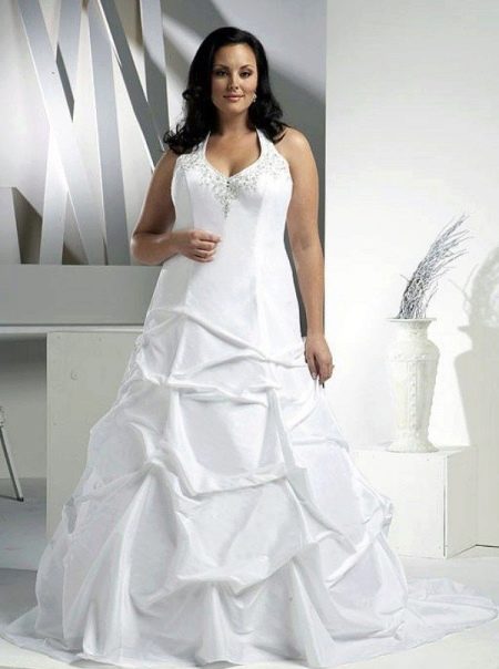 Gaun pengantin yang rimbun dengan korset dan skirt yang dihias