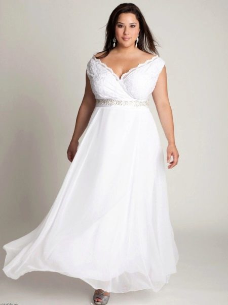 Сватбена рокля в гръцки стил за пълнички
