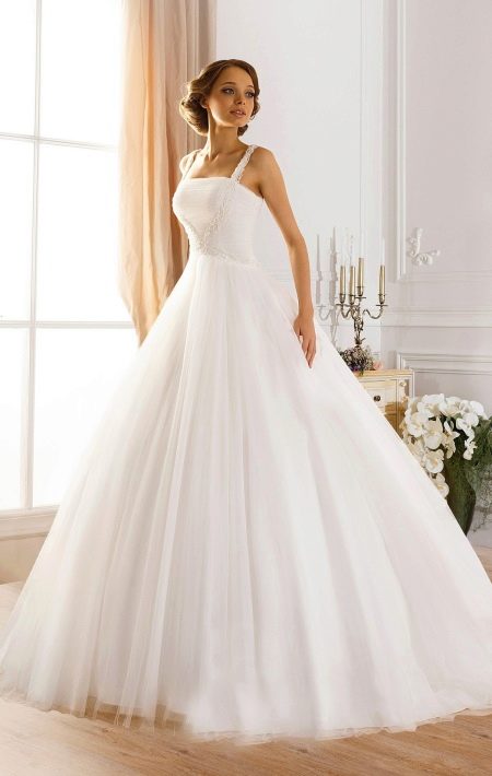 Rochie de mireasă luxuriantă de la Naviblue Bridal