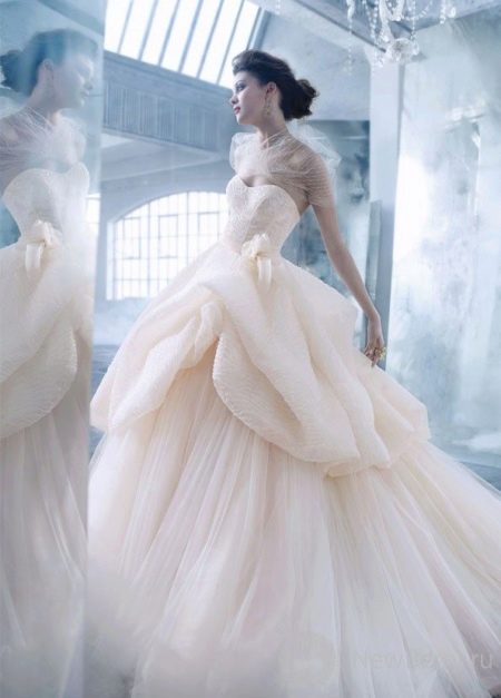 Gaun pengantin bentuk abstrak