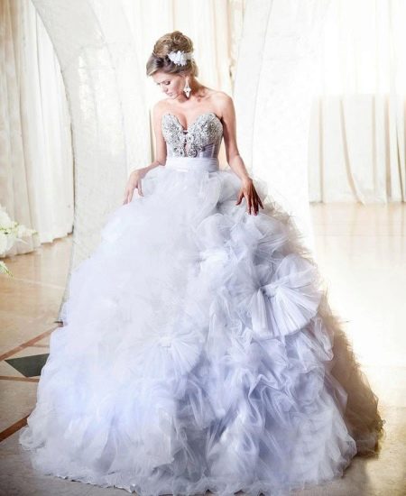 فستان زفاف مع تنورة منفوشة وزهور