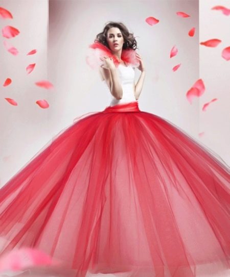 Sarkana pufīga kāzu kleita ar baltu korseti