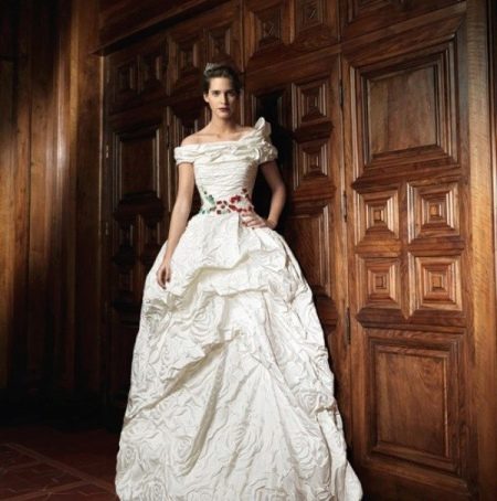 فستان زفاف من تصميم رايمون بوندو