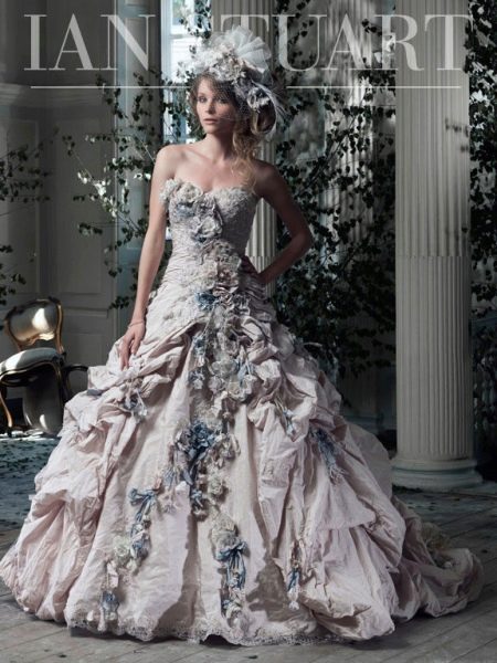 Īana Stjuarta kāzu kleita ar ziediem