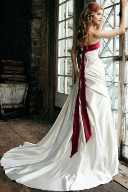 Vestuvinė suknelė su raudonu kaspinu ant liemens