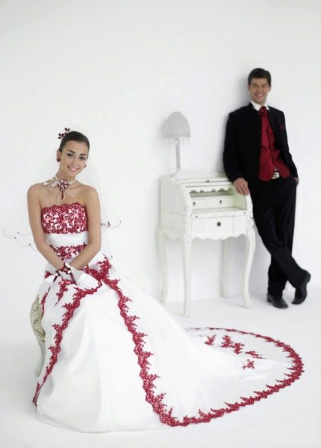 Vestuvinė suknelė derinama su jaunikio apranga