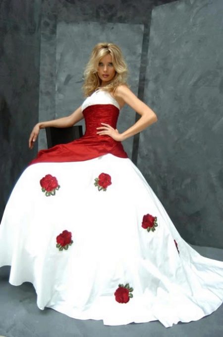 Bílé a červené svatební šaty od Rozy
