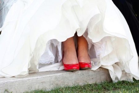 Pantofi roșii - rochie de mireasă