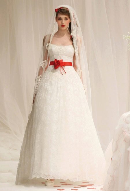 Svadobné šaty s červeným opaskom