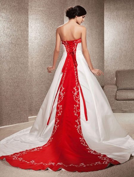 Svadobné šaty s červeným prvkom na chrbte