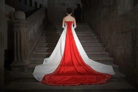 kāzu kleita ar sarkanu elementu mugurā